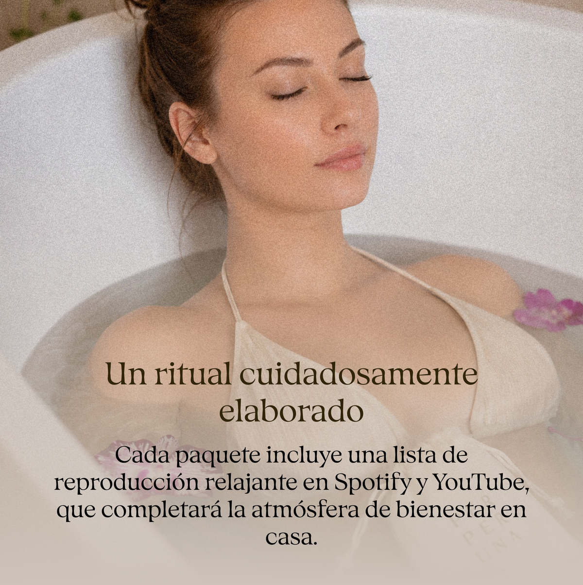 Mujer relajada en la bañera durante el ritual del té de baño